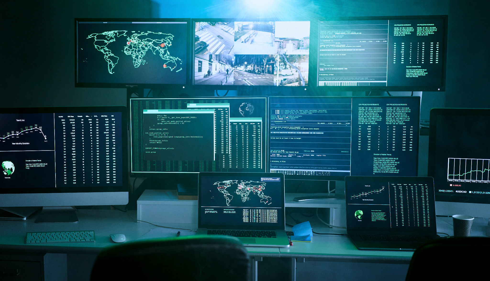 Professioneller Screen- und Monitoring-Arbeitsplatz für Filmproduktion