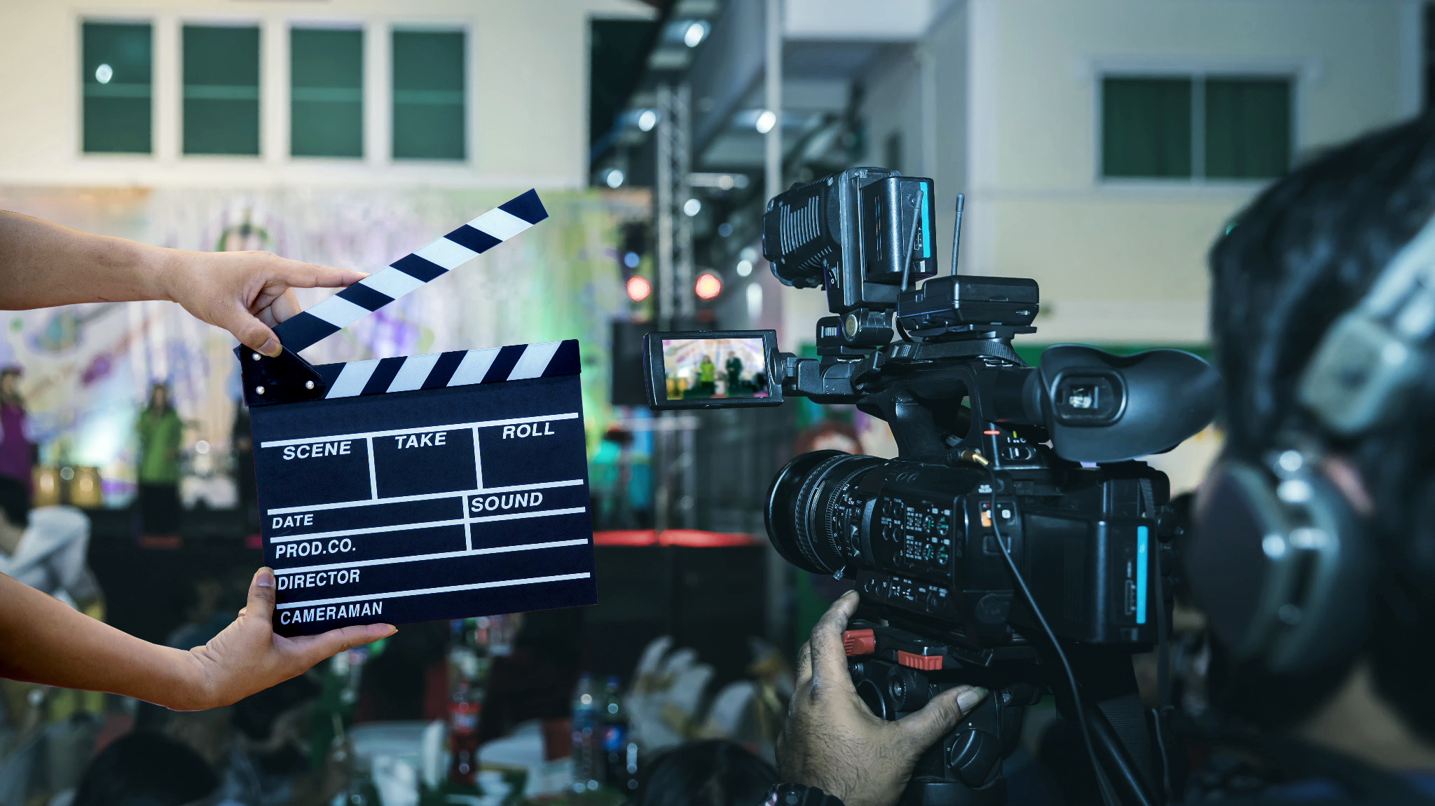 Kamera, Filmklappe und Set – Requisite und Production Design
